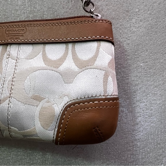 Coach Cream and Tan Wristlet, very good condition - Picture 4 of 8